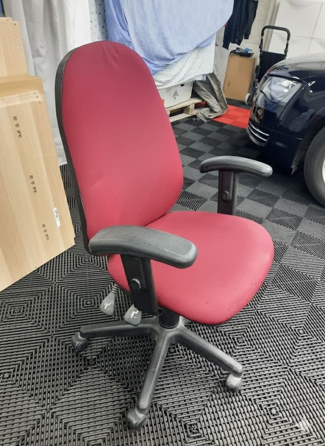Silla de oficina ergonómica roja