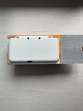 NEW Nintendo 2DS XL Blanca y Naranja.