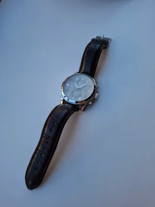 Reloj Guess Correa Marrón y Esfera Plateada
