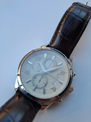 Reloj Guess Correa Marrón y Esfera Plateada