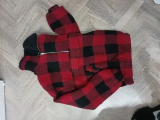 Chaqueta de cuadros roja y negra