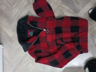 Chaqueta de cuadros roja y negra