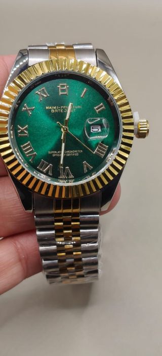 Reloj de pulsera dorado y verde