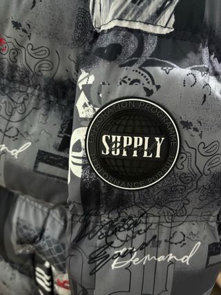 Chaqueta acolchada urbana con estampado gráfico – 