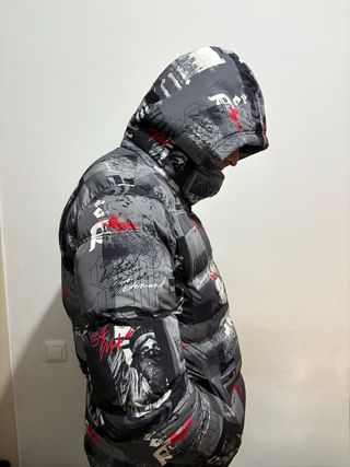 Chaqueta acolchada urbana con estampado gráfico – 