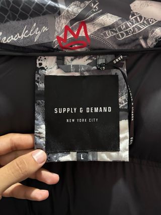 Chaqueta acolchada urbana con estampado gráfico – 
