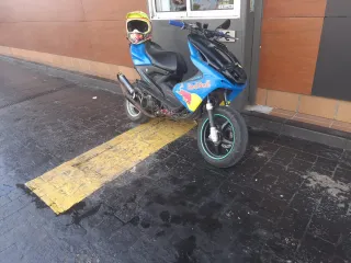 Moto Scooter Azul Red Bull