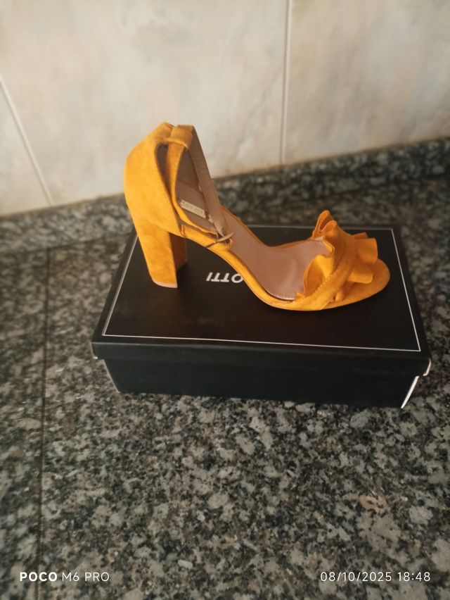 Sandalia mostaza con volantes