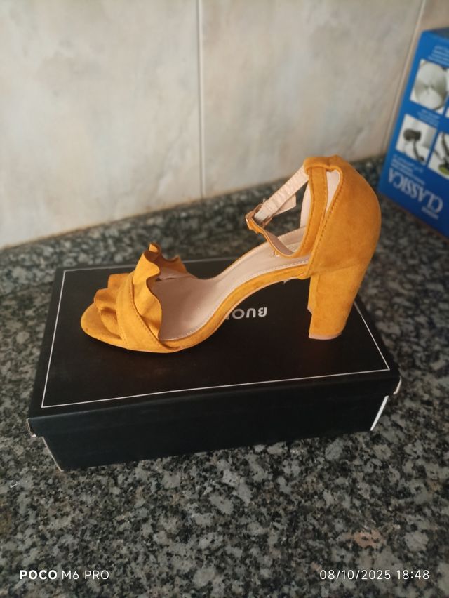 Sandalia mostaza con volantes