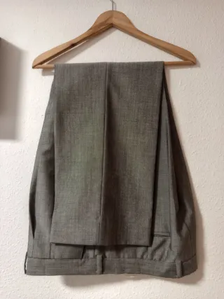 Traje de chaqueta gris con rayas