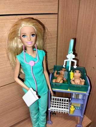 Barbie ostetrica con culle e gemelli