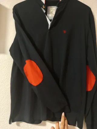 Jersey Negro con Detalles Rojos
