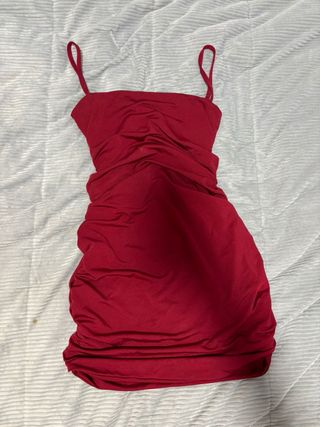 Vestido rojo ajustado con fruncido