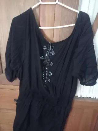 Vestido negro con apliques plateados