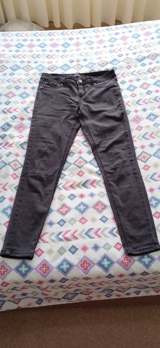 Pantalón vaquero gris oscuro