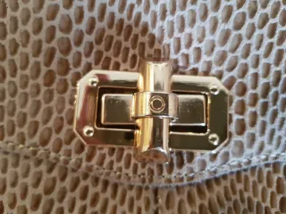 Bolso de mano efecto piel serpiente