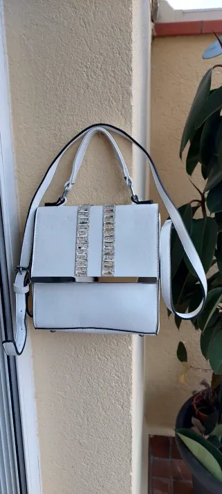 Bolso blanco con pedrería