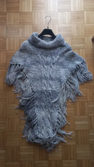 Poncho lana grigio con frange