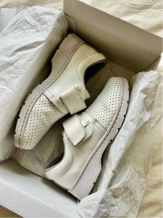 Zapatos sanitarios blancos con velcro