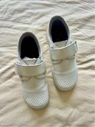 Zapatos sanitarios blancos con velcro