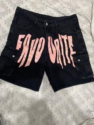 Pantalones cortos negros con estampado rosa
