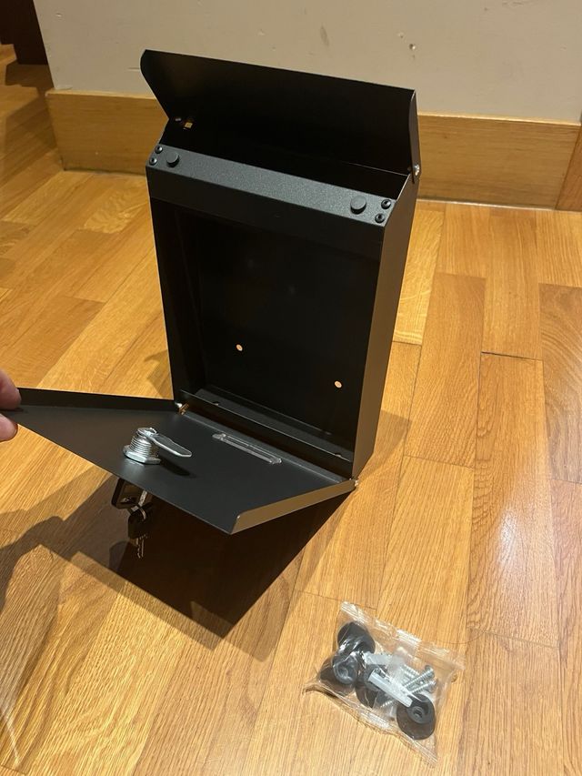 Buzón metálico moderno de exterior negro