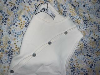Top Zara blanco con pedrería