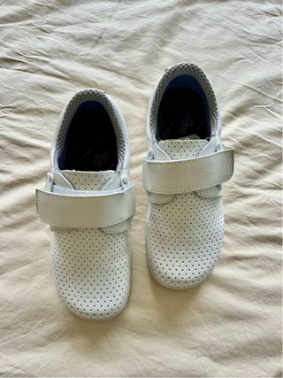 Zapatos sanitarios blancos con velcro