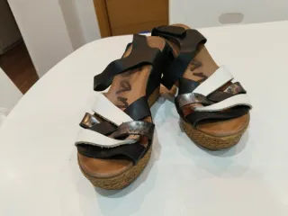 Sandalias de verano negras, plateadas y blancas