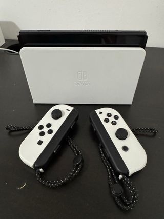 Nintendo Switch OLED bianco e nero