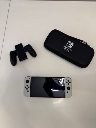 Nintendo Switch OLED bianco e nero