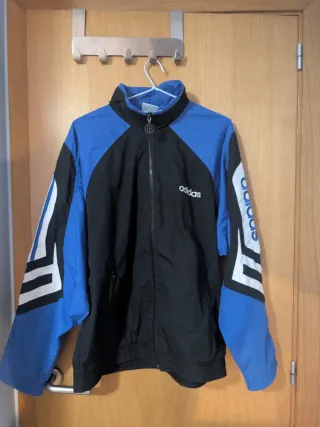 Chaqueta Adidas Vintage Azul y Negra.