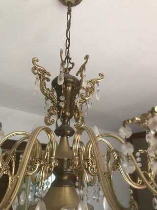 Lámpara de comedor dorada de metal y cristal