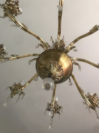 Lámpara de comedor dorada de metal y cristal