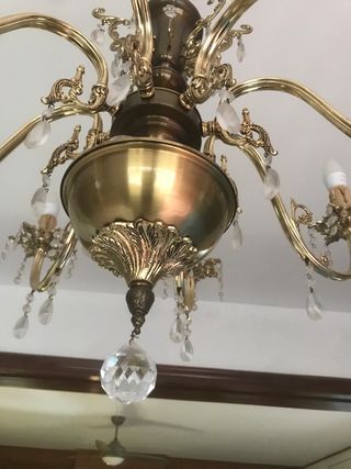 Lámpara de comedor dorada de metal y cristal