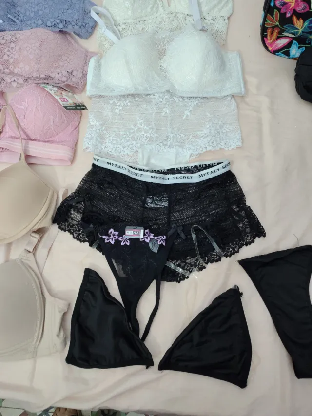 Set reggiseni in pizzo rosa e beige