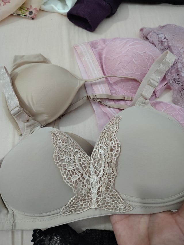 Set reggiseni in pizzo rosa e beige