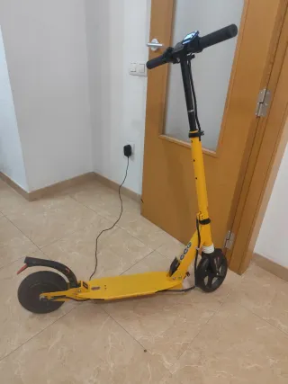 Patinete eléctrico infantil amarillo