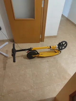 Patinete eléctrico infantil amarillo