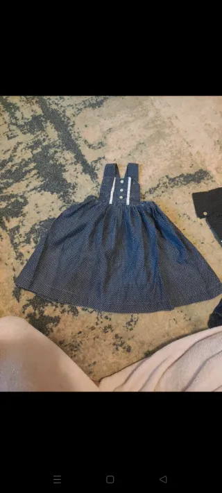 Vestido de casera azul con puntos blancos