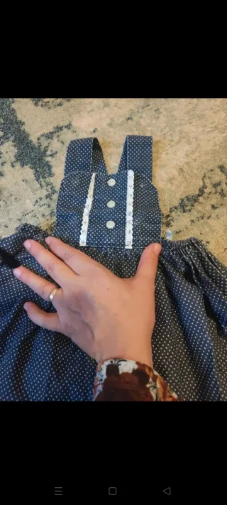 Vestido de casera azul con puntos blancos