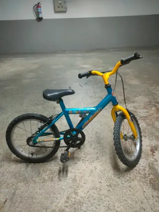 Bicicleta infantil azul y amarilla