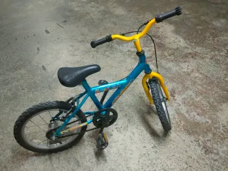 Bicicleta infantil azul y amarilla