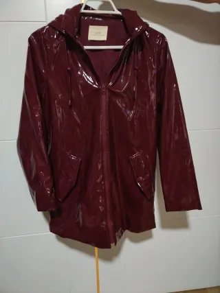 Gabardina mujer burdeos brillante