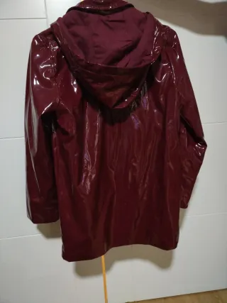 Gabardina mujer burdeos brillante