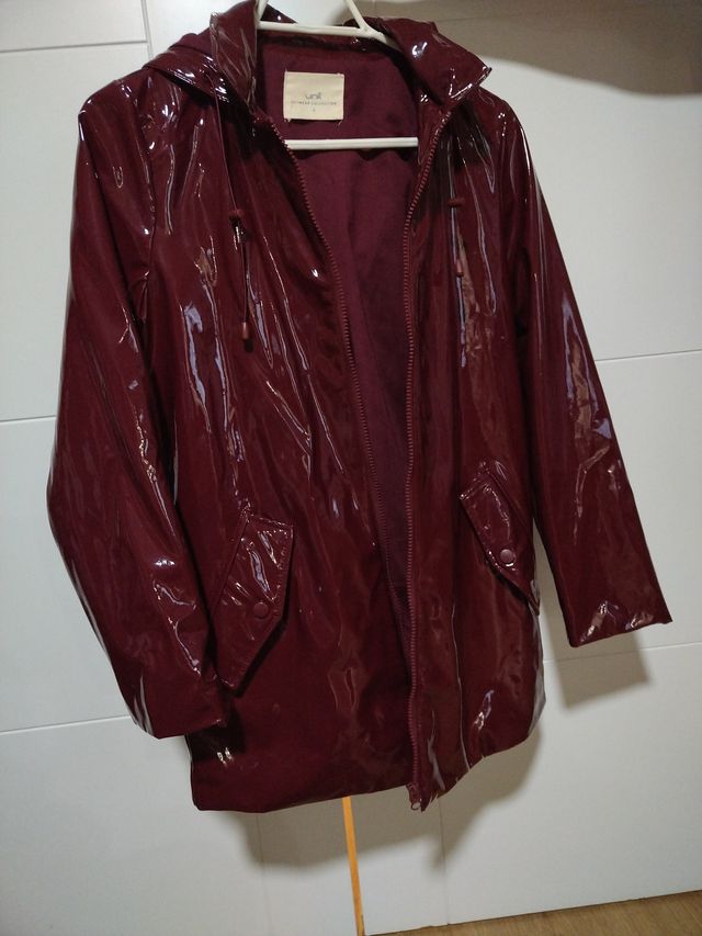 Gabardina mujer burdeos brillante