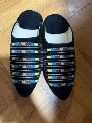 Zapatos negros con bordado multicolor sin usar