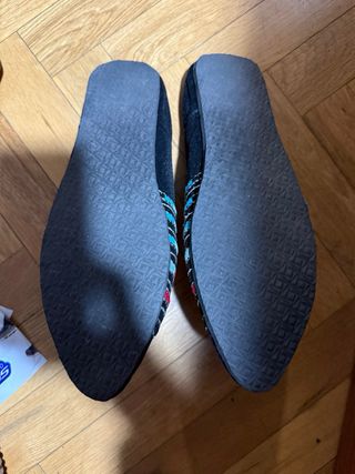 Zapatos negros con bordado multicolor sin usar