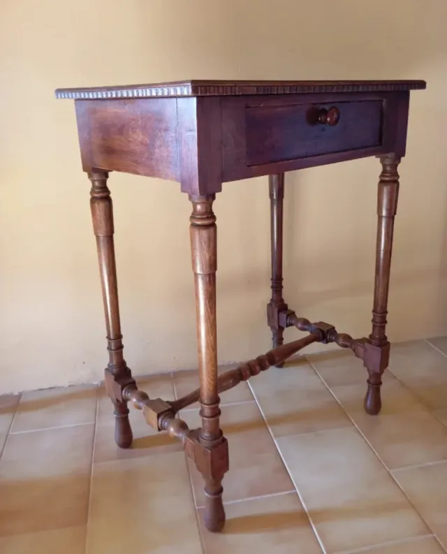 Mesa auxiliar de madera con cajón