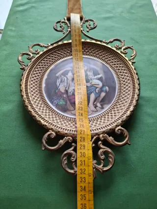 Cornice antica con piatto in ceramica